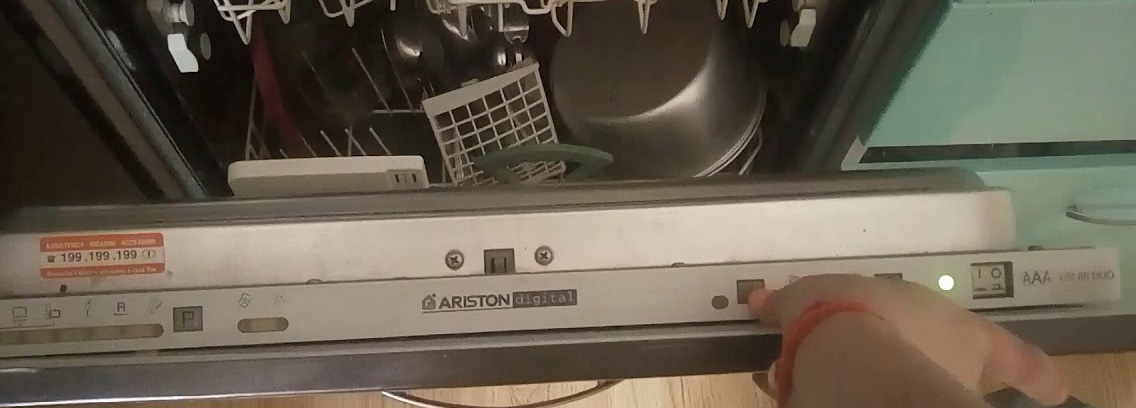 Hotpoint ariston не включается. Аристон li48a. Ariston CIS li 480 a. Посудомойка Хотпоинт Аристон мигает кнопка включения. Hotpoint Ariston ошибка посудомоечной.